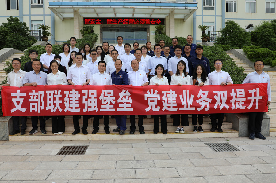 1689662335642293.jpg 合影_副本.jpg