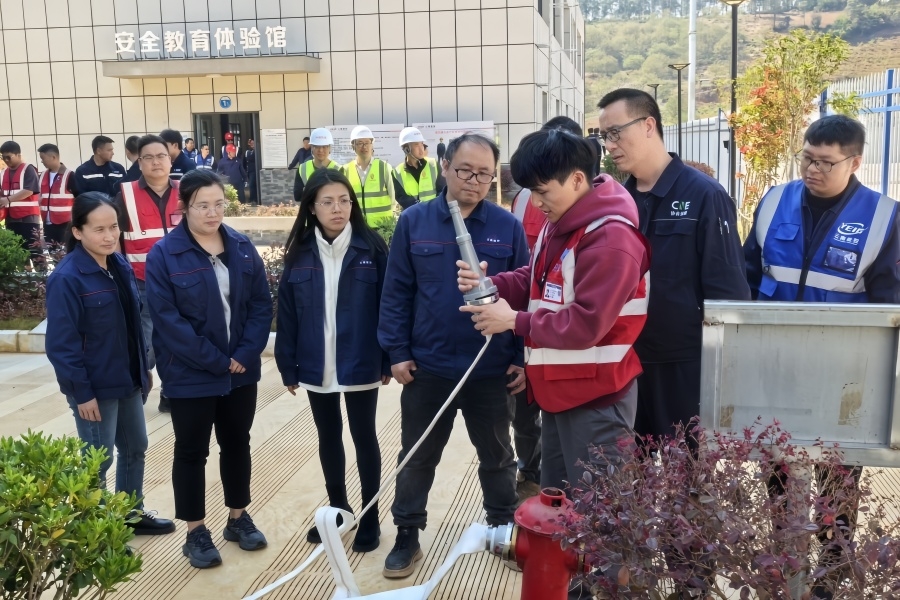讲解消防栓及消防水带使用方法_副本.jpg